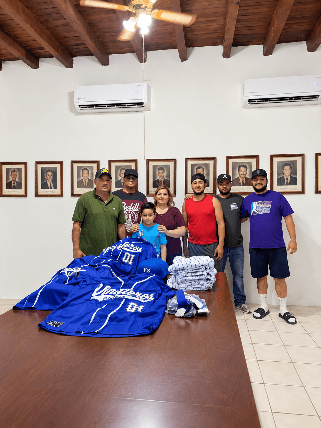 FORTALECEN EL DEPORTE EN BACANORA CON LA ENTREGA DE UNIFORMES AL EQUIPO DE BÉISBOL VIÑATEROS
